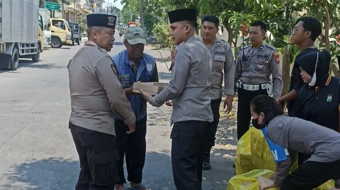 Jumat Berkah, Jelang Pengamanan Pemilu 2024 Kapolsek Simokerto Gelar Aksi Sosial