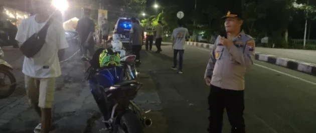 Polsek Dukuh Pakis Mengadakan Giat Razia Knalpot Brong di Jalan Mayjend Sungkono.