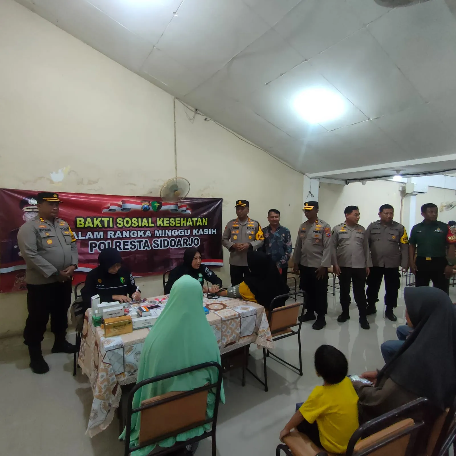Kapolresta Sidoarjo Beri Kesempatan Kepada Masyarakat Untuk Kritik dan Saran Sambil Bagikan Bakti Sosial
