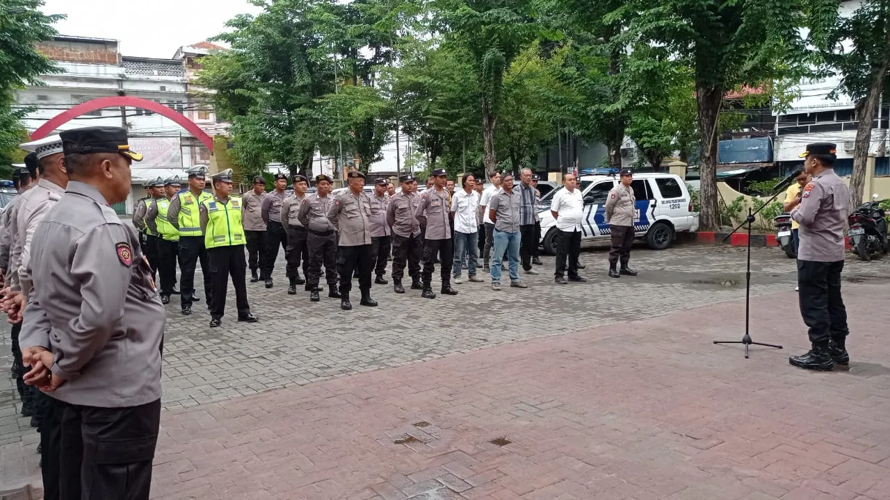 Jelang Pemilu 2024 Kapolsek Simokerto Beri Arahan Penting ke Anggotanya Saat Apel Jam Pimpinan