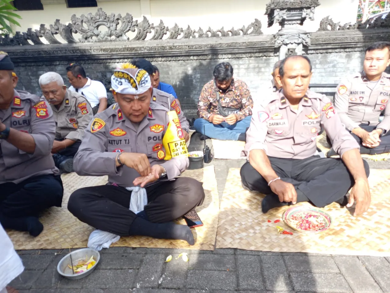 Polsek Mengwi Gelar Persembahyangan Bersama Purnama Kaulu