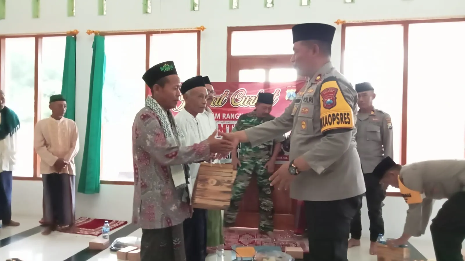 Jumat Curhat, Polres Nganjuk Ajak Jamaah Al – Muttaqin Ciptakan Pemilu 2024 Damai, Aman dan Sejuk