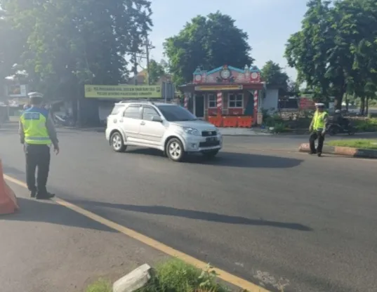 Polsek Benowo Urai Kemacetan dan Laka Lantas di Jalan Romokalisari Surabaya
