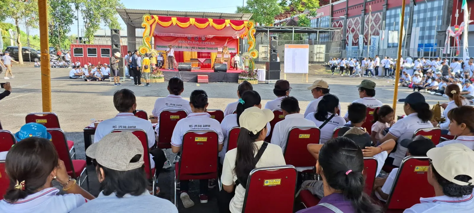 Rayakan HUT ke-39 BKS LPD Gianyar, Babinsa Atensi Jalan Santai di Area Luar Stadion Kapten Dipta