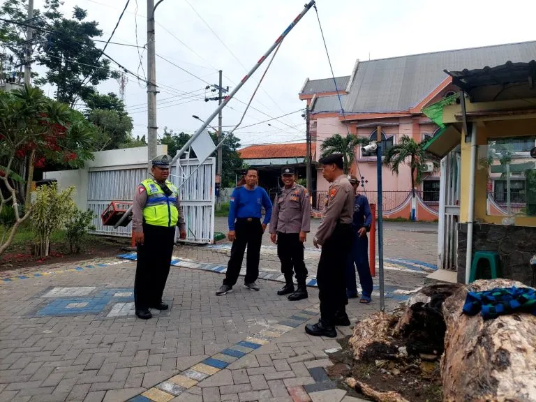 Beri Rasa Aman, Polsek Karangpilang Patroli Ke Perumahan Ramada Kebraon