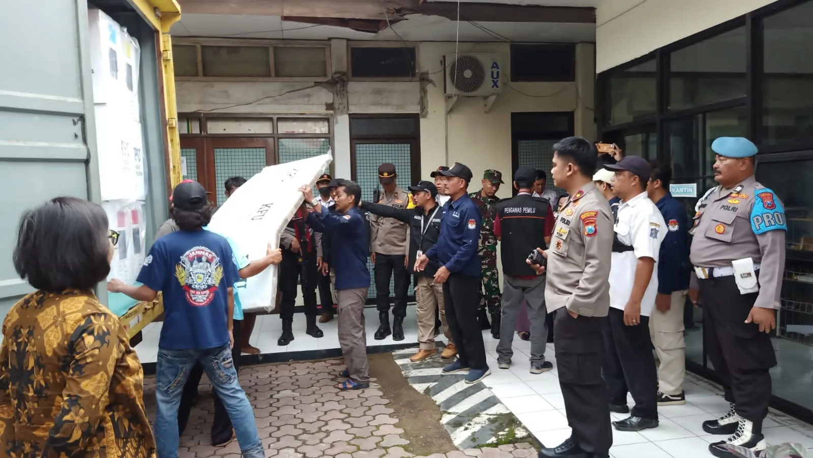 Kapolsek Simokerto Pimpin Pengawalan Distribusi Logistik Pemilu