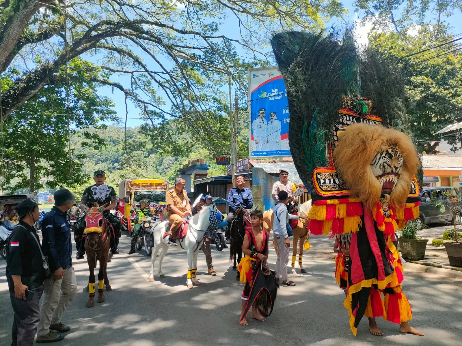 Unik, Distribusi Logistik Pemilu di Ponorogo Dikawal Reog dan Petugas Berkuda