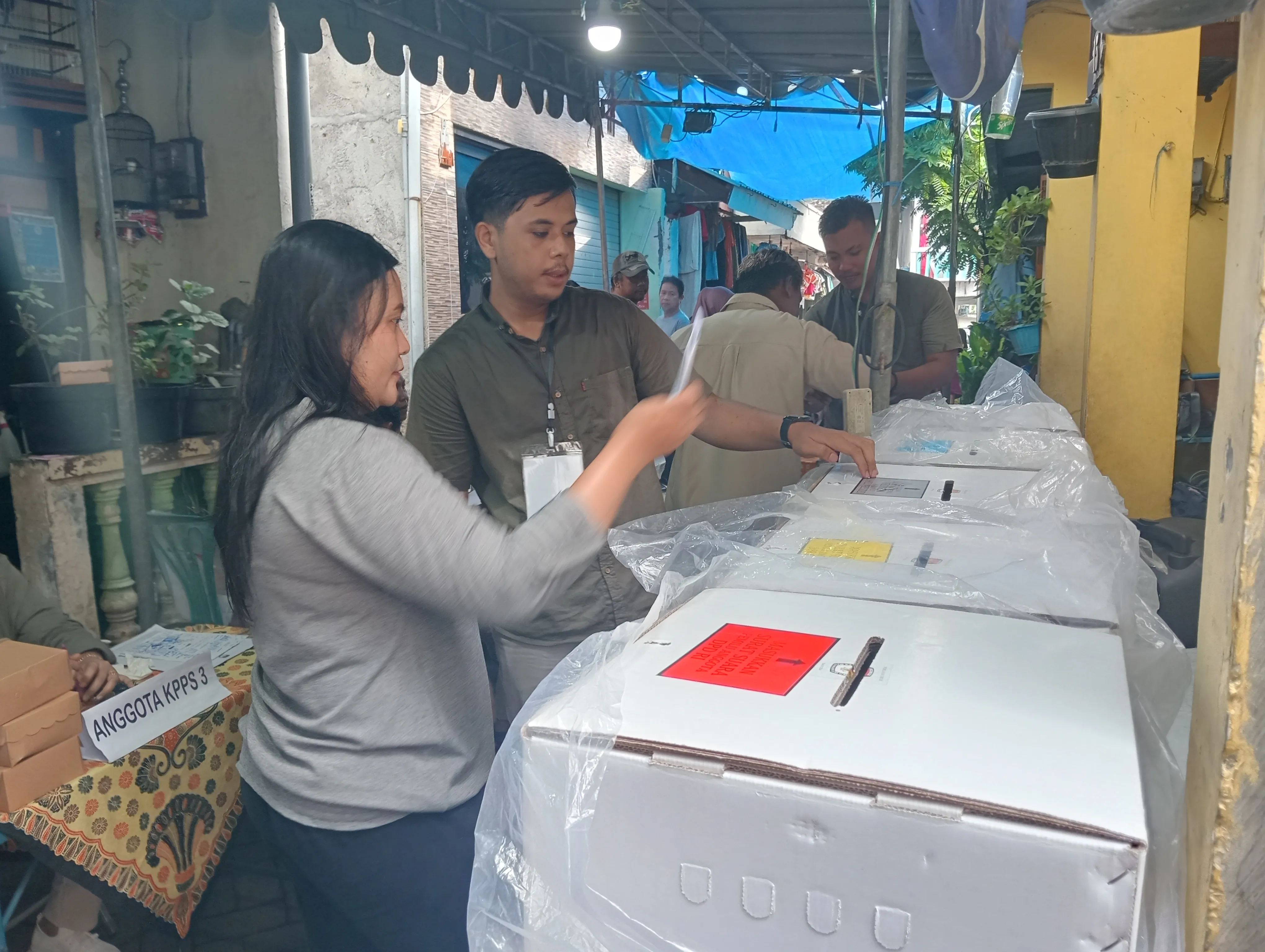 Antusias Warga RT 05 Kelurahan Banyu Urip Surabaya, Pastikan Pemilu 2024 berjalan Aman dan Lancar