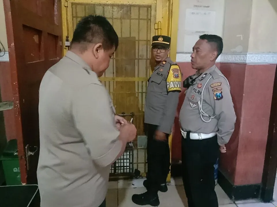 Kanit Reskrim Polsek Tegalsari Lakukan Pengecekan Ruang Tahanan