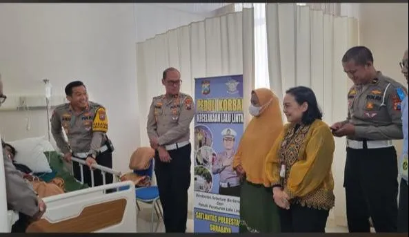 Kasatlantas Polrestabes Surabaya Berkunjung Ke RS Ubaya, Melihat Kondisi Korban Laka Lantas