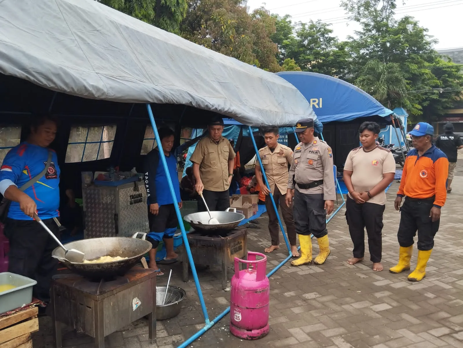Respon Cepat Tim Gabungan TNI-Polri dan BPBD Probolinggo Tangani Banjir di Tiga Desa Kecamatan Dringu
