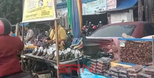 Pasar Kuliner Kaget Dikunjungi Pengunjung Berbuka Puasa di Sepanjang Jalan Raya Karang Menjangan