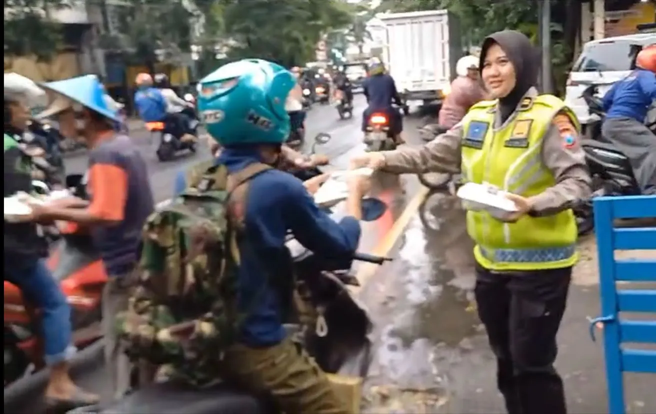 Raih Berkah Ramadhan Satlantas Polres Pelabuhan Tanjung Perak Berbagi Takjil