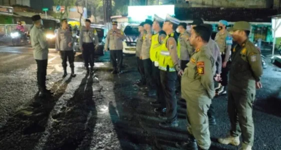Menjelang Sahur, Polsek Sawahan Gabungan Rayon 2 Melaksanakan Patroli Malam Minggu Antisipasi Tawuran dan Balap Liar
