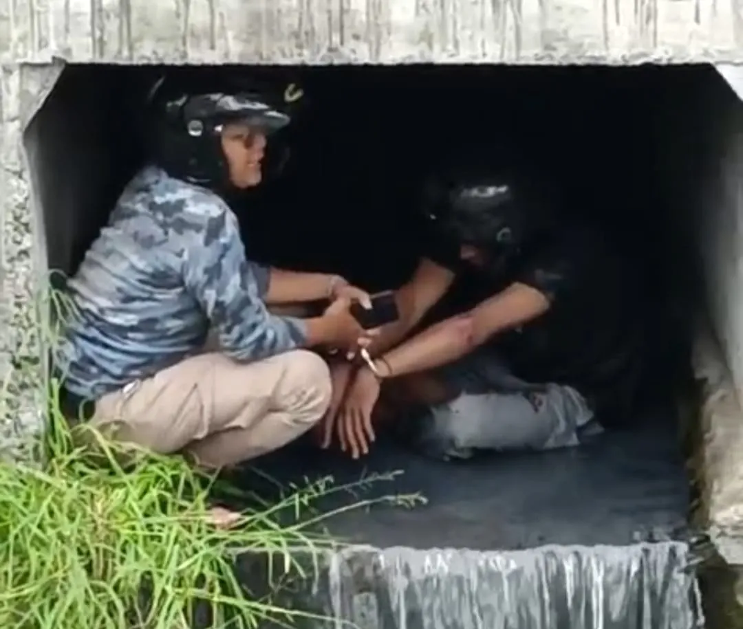 Diduga Pelaku Curanmor Lari ke Gorong-Gorong Kedung Cowek Surabaya, Karena Dikejar Massa Berhasil Diamankan Polisi