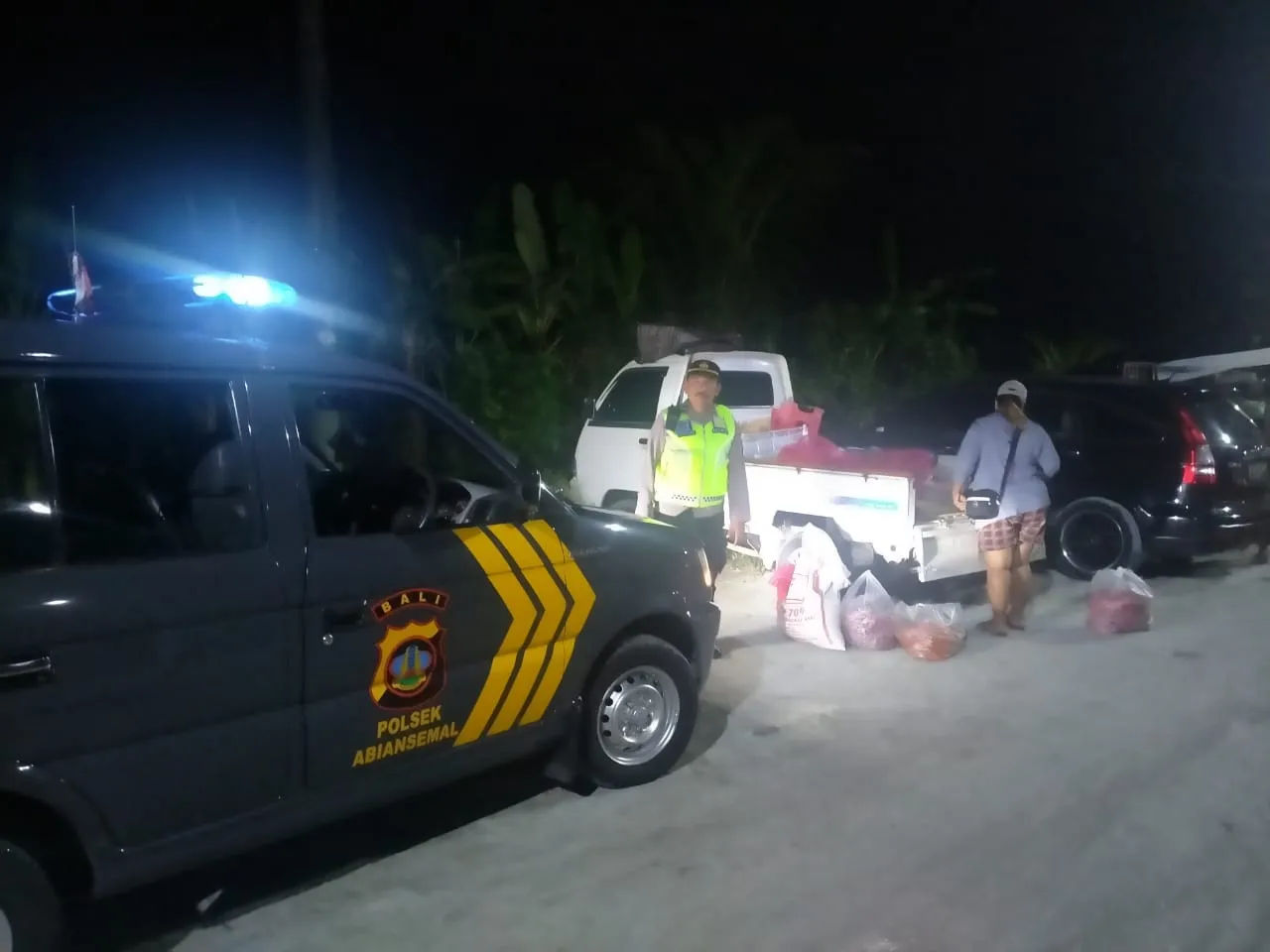 Patroli Biru Polsek Abiansemal Sasar Pasar di Malam Hari