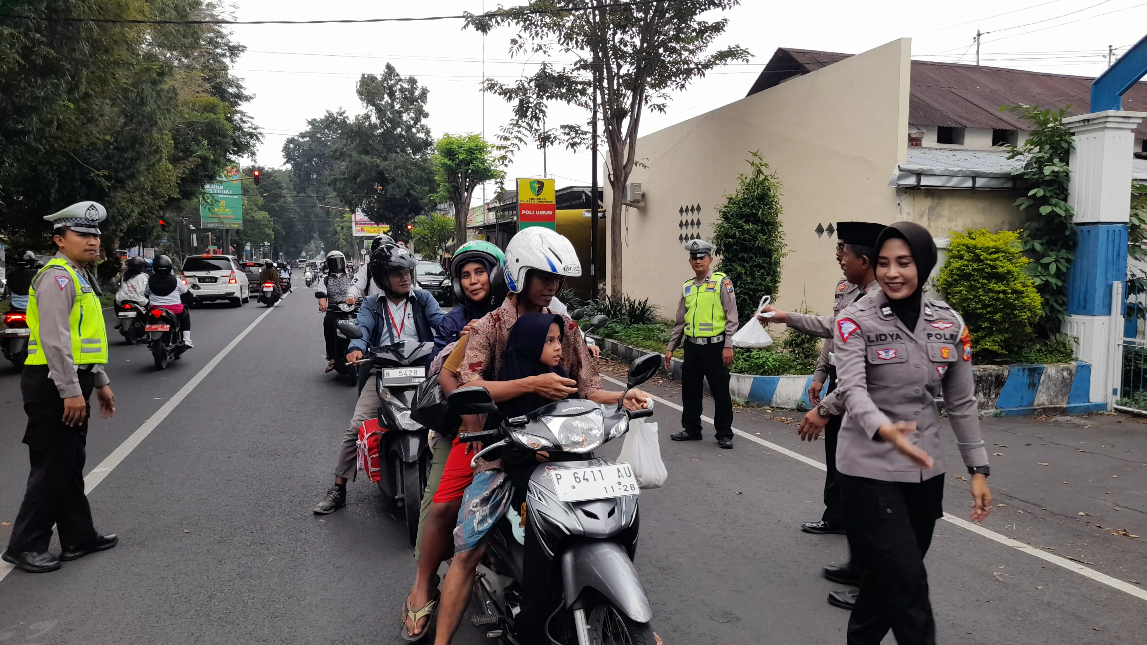 Polres Bondowoso Berbagi Takjil Sembari Edukasi Pengendara Tertib Lalu Lintas