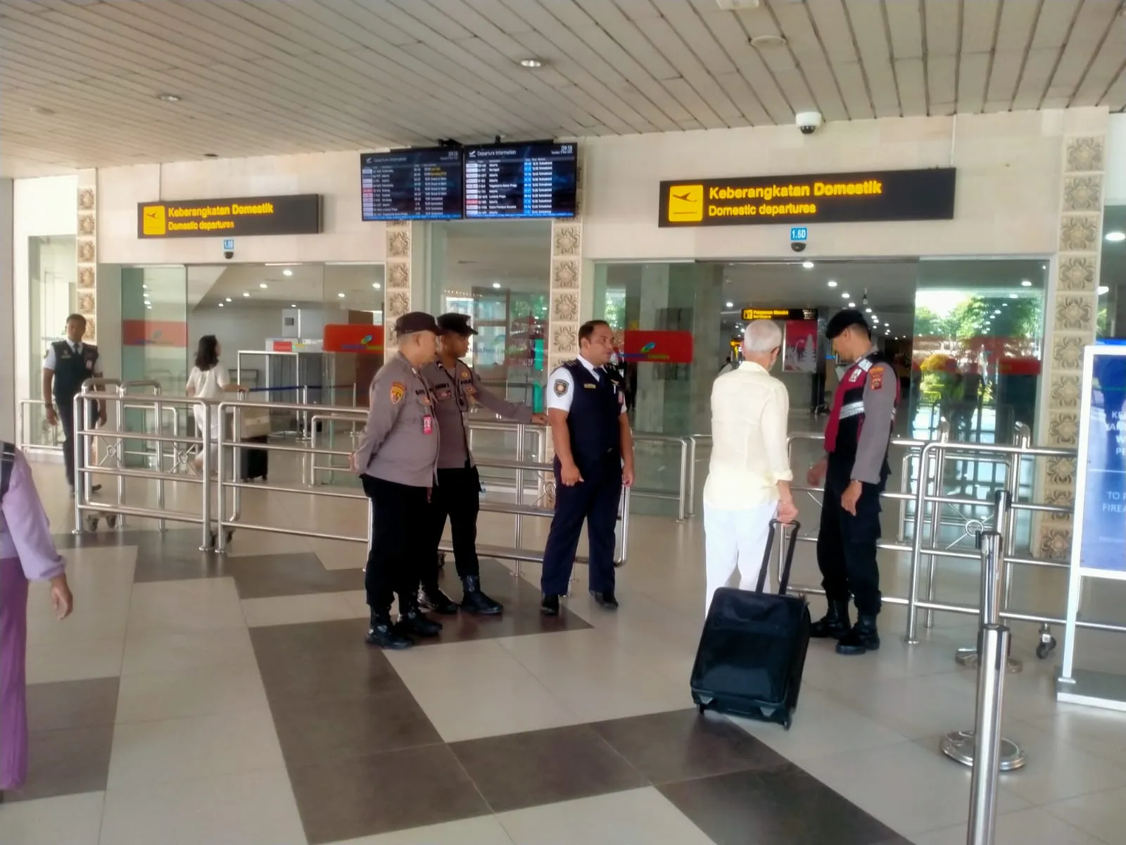 Personil Polres Bandara Ngurah Rai Pengamanan Terminal Keberangkatan Domestik