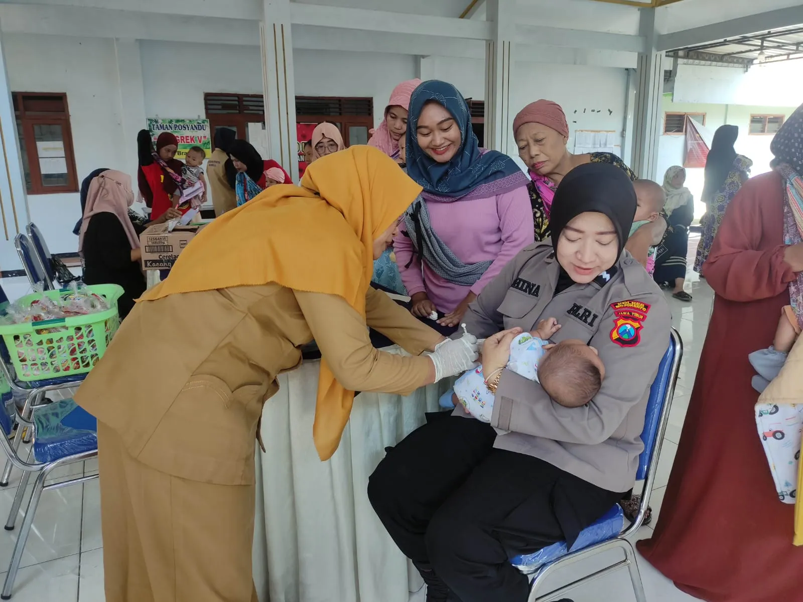 Dukung Pemerintah Tangani Stunting, Polwan Polres Mojokerto Bantu Sukseskan Posyandu