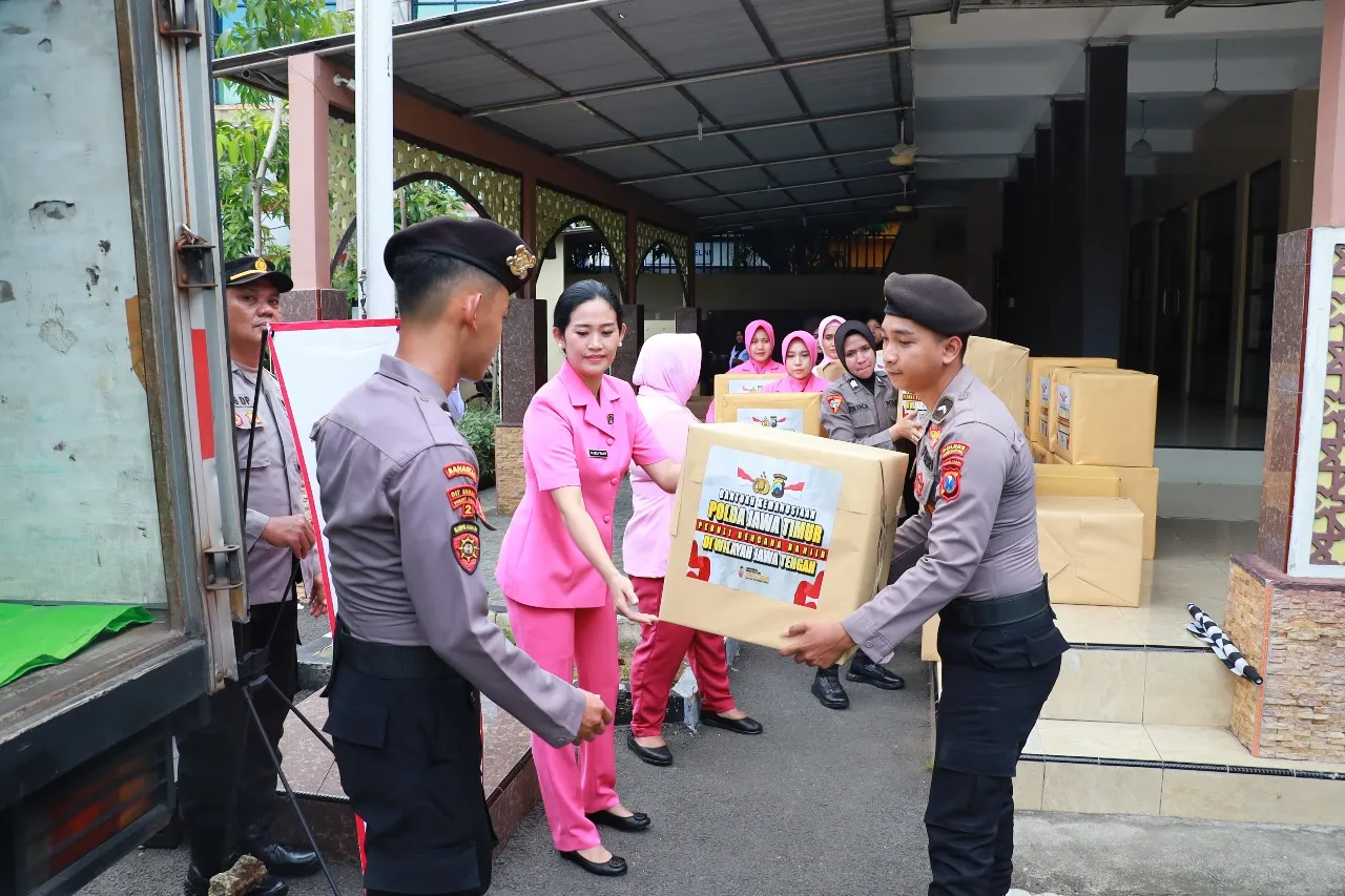Polres Pelabuhan Tanjung Perak Kirim Bantuan Kemanusiaan Bagi Korban Banjir di Jawa Tengah