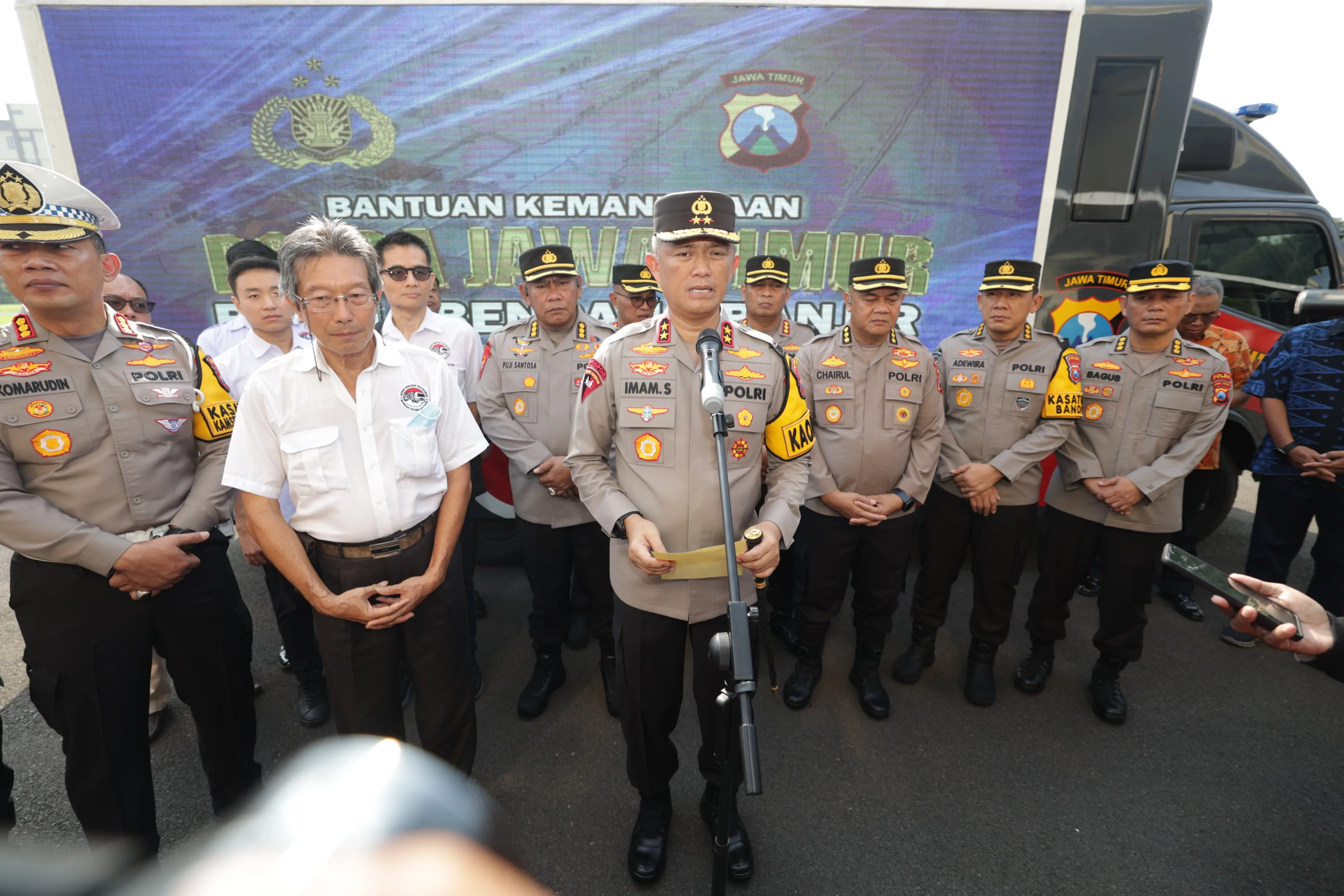 Kapolda Jatim Berangkatkan 50.789 Paket Bantuan Kemanusiaan untuk Warga Terdampak Banjir di Jawa Tengah