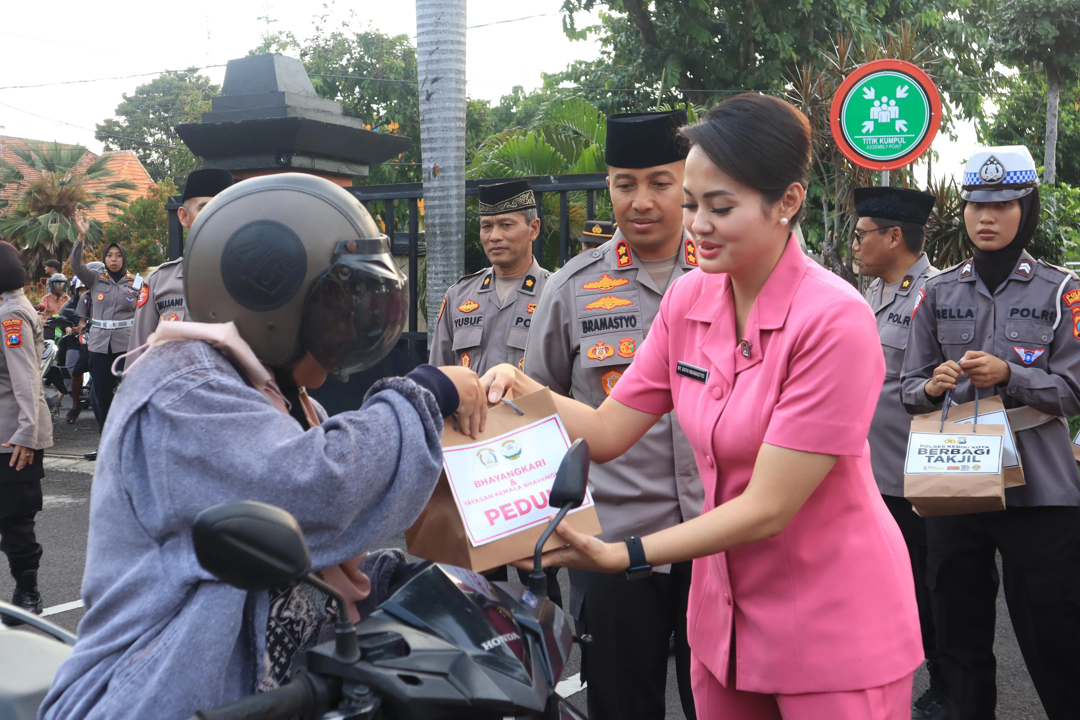 Ramadhan Berkah, Polres Kediri Kota dan Bhayangkari Berbagi Takjil Jelang Berbuka Puasa