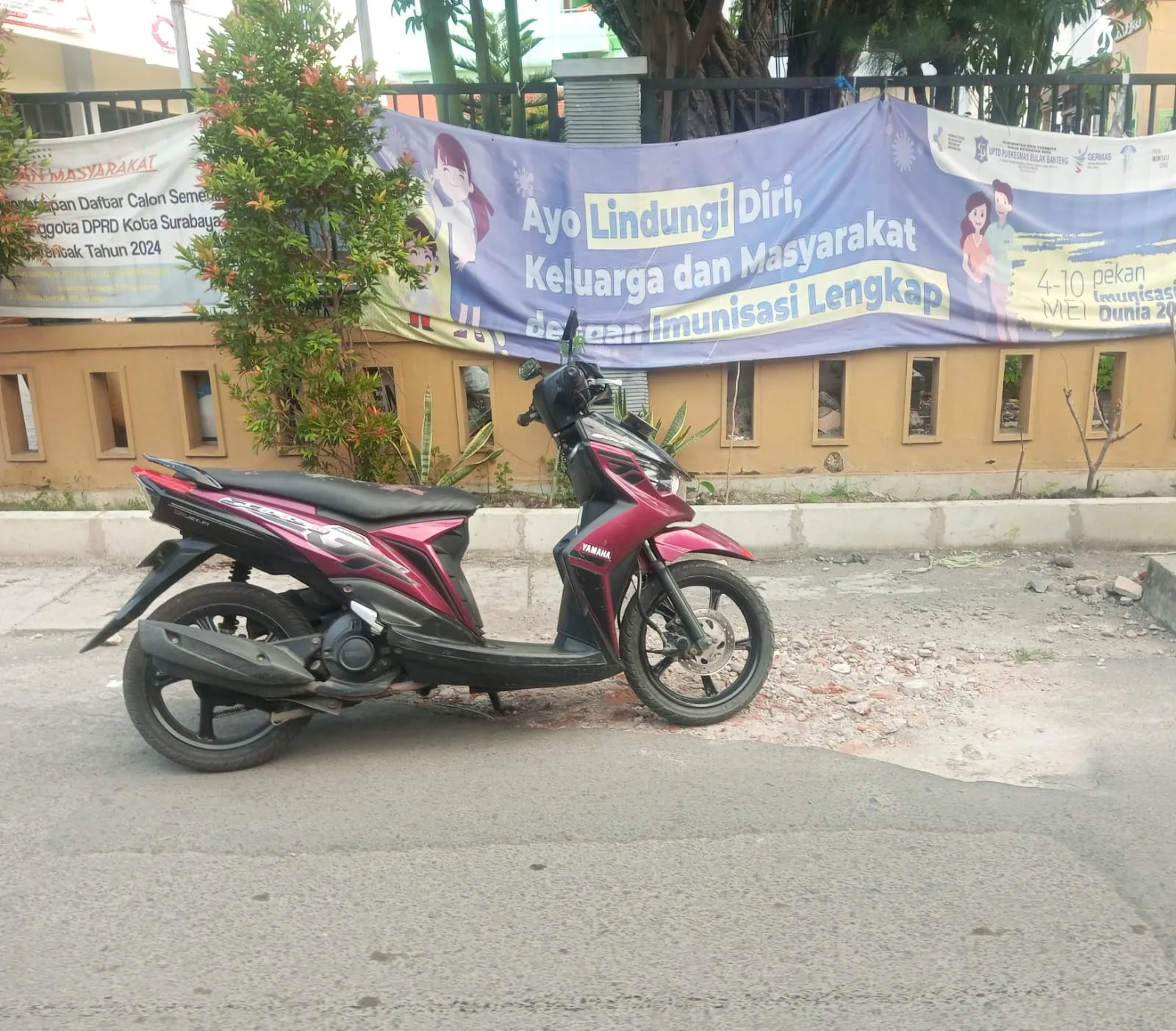 Depan Kantor Kelurahan Bulak Banteng Berlubang Kurang Perhatian dari Dinas Terkait