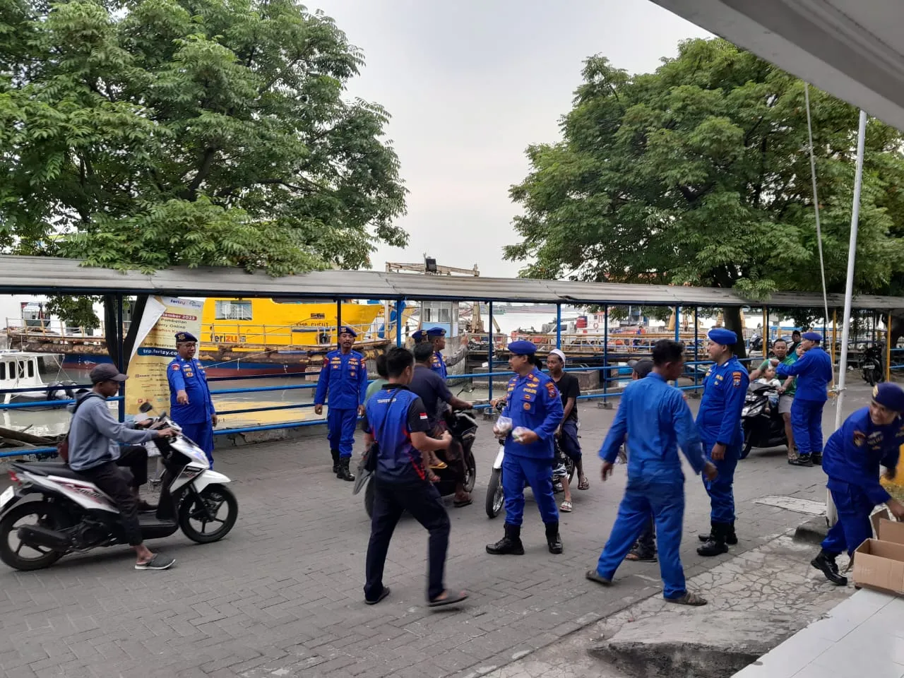 Jelang Waktu Berbuka Puasa, Satpolairud Polres Bangkalan Bagi bagi Takjil di ASDP Kamal