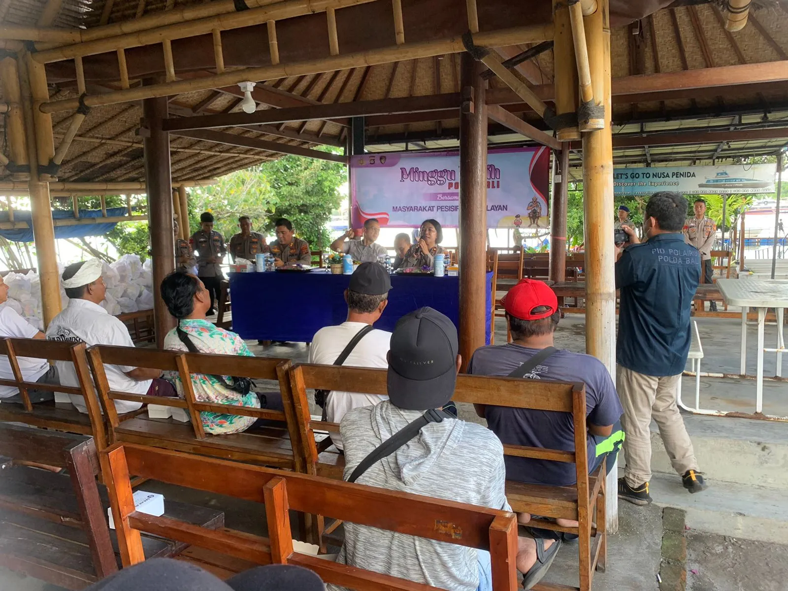 Kembali Gelar Minggu Kasih, Kapolda Bali dan Jajaran Terima Aspirasi Kamtibmas Masyarakat Dermaga Sesetan