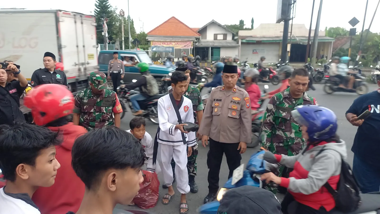 Ciptakan Kerukunan Untuk Kondusifitas Kamtibnas,Forkopimka Tanggulangin Gelar Bagi Takjil Bareng Perguruan Pesilat dan Suporter Bola 