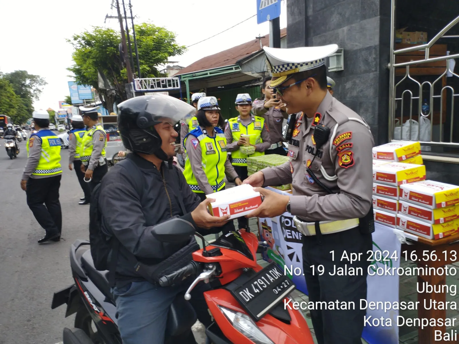 Ratusan Takjil Buka Puasa Dibagikan Satlantas Polresta Denpasar ke Pengguna Jalan