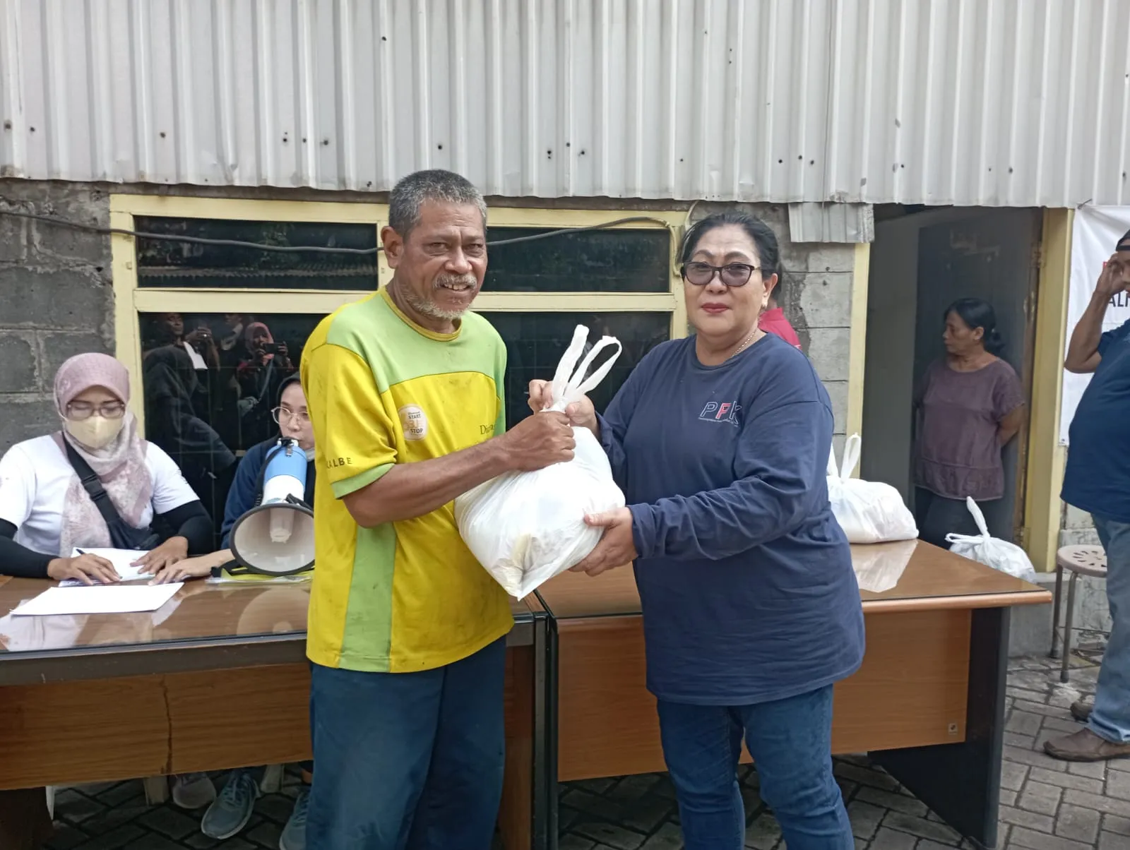 Jelang Hari Raya Idul Fitri 1445 H, Segenap Pengurus PPK Kalianak Distribusikan 250 Paket Sembako