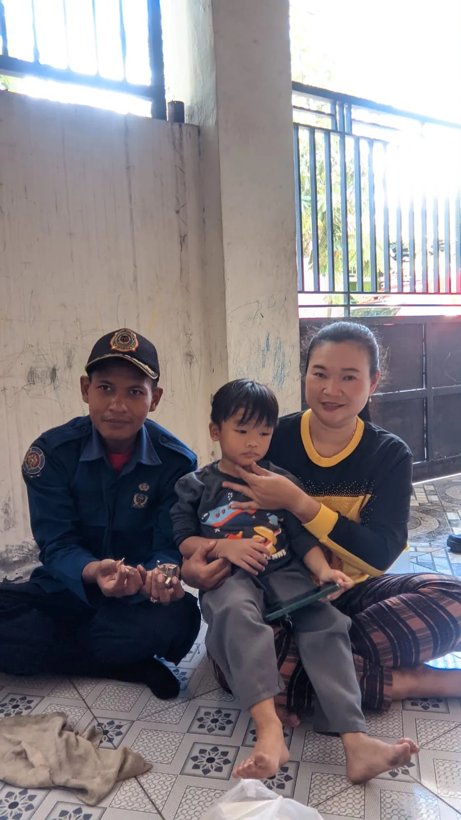 Petugas Damkar Evakuasi Anak Yang Jarinya Terjepit Lubang Jendela