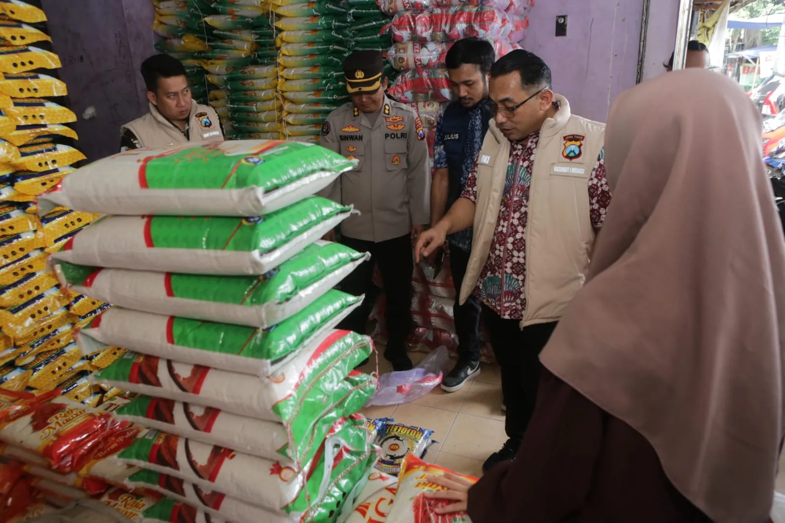 Bapokting Jelang Lebaran Aman Tim Satgas Pangan Polda Jatim Terus Pantau di Sejumlah Pasar