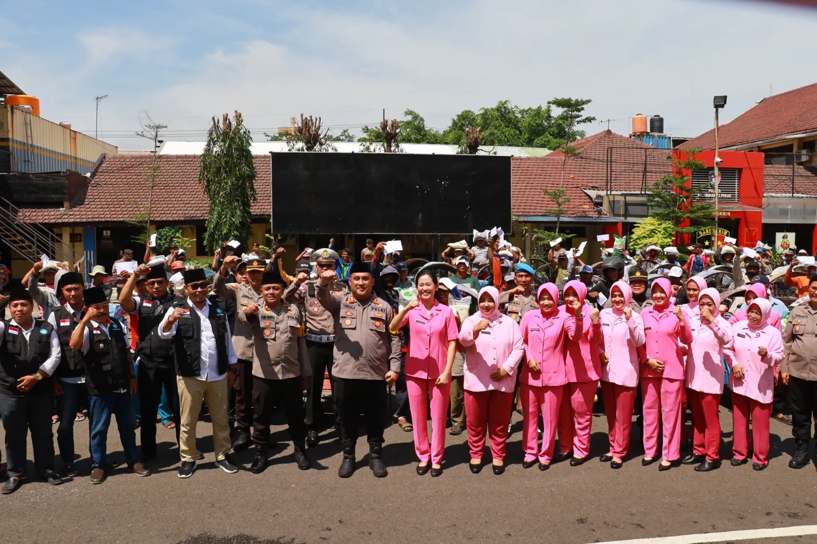 Polres Tanjung Perak Gelar Bakti Sosial Kepada Kuli Panggul dan Abang Becak