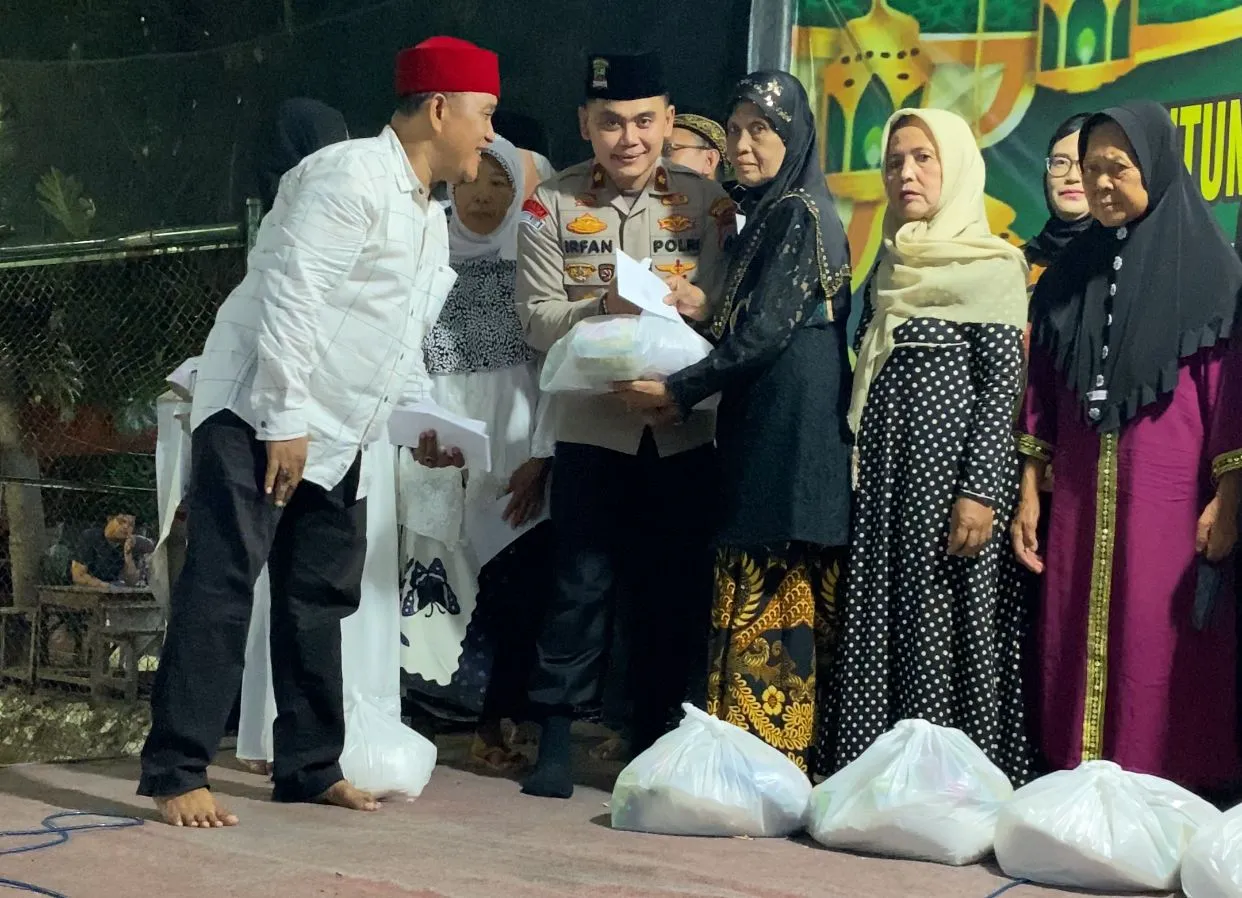 Kapolsek Simokerto Sediakan Parkir Gratis Di Halaman Polsek Simokerto Buat Warga Yang Mudik Dan Santuni Anak Yatim Piatu Serta Dhuafa