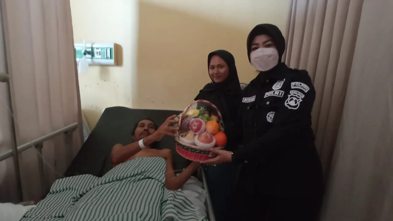 Polri Peduli, Humas Polres Bangkalan Besuk Wartawan Yang Sakit