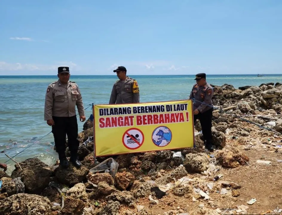Cegah Laka Laut Polisi Pasang Banner Himbauan di Pantai Pamekasan