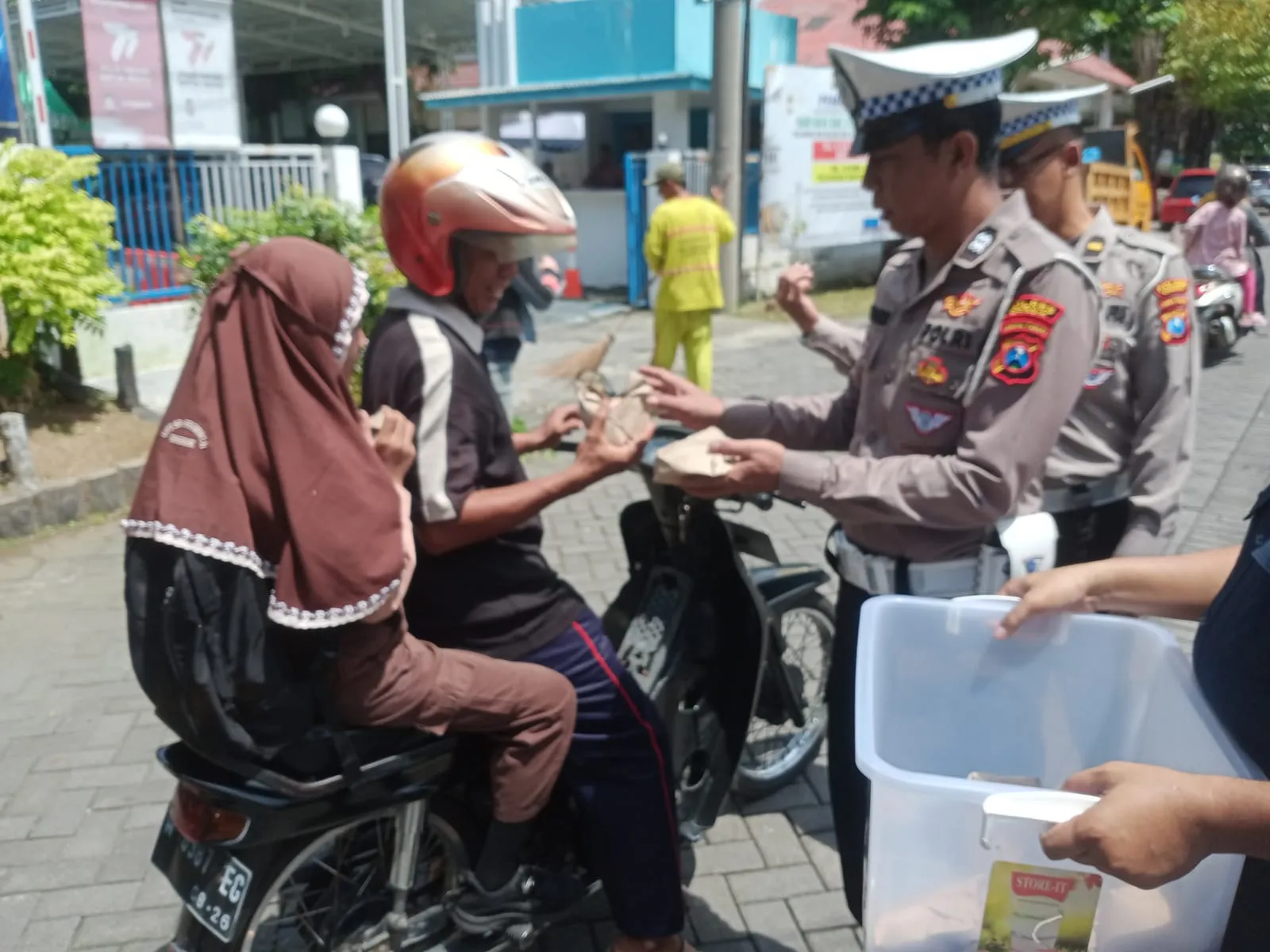 Satlantas Polres Gresik di Jumat Berkah Berbagi Nasi