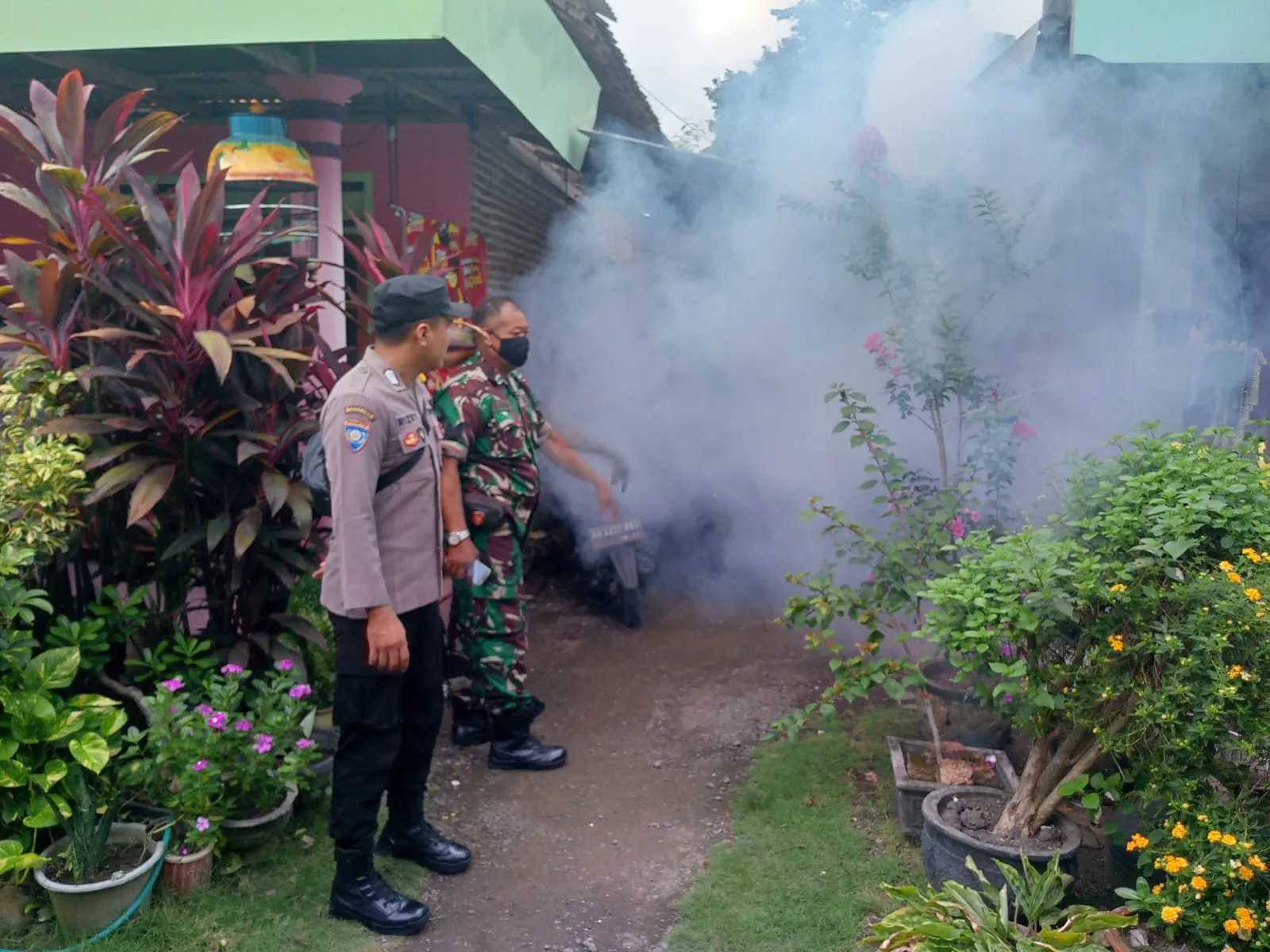 Cegah DBD Polisi Dampingi Dinkes Tulungagung Lakukan Fogging