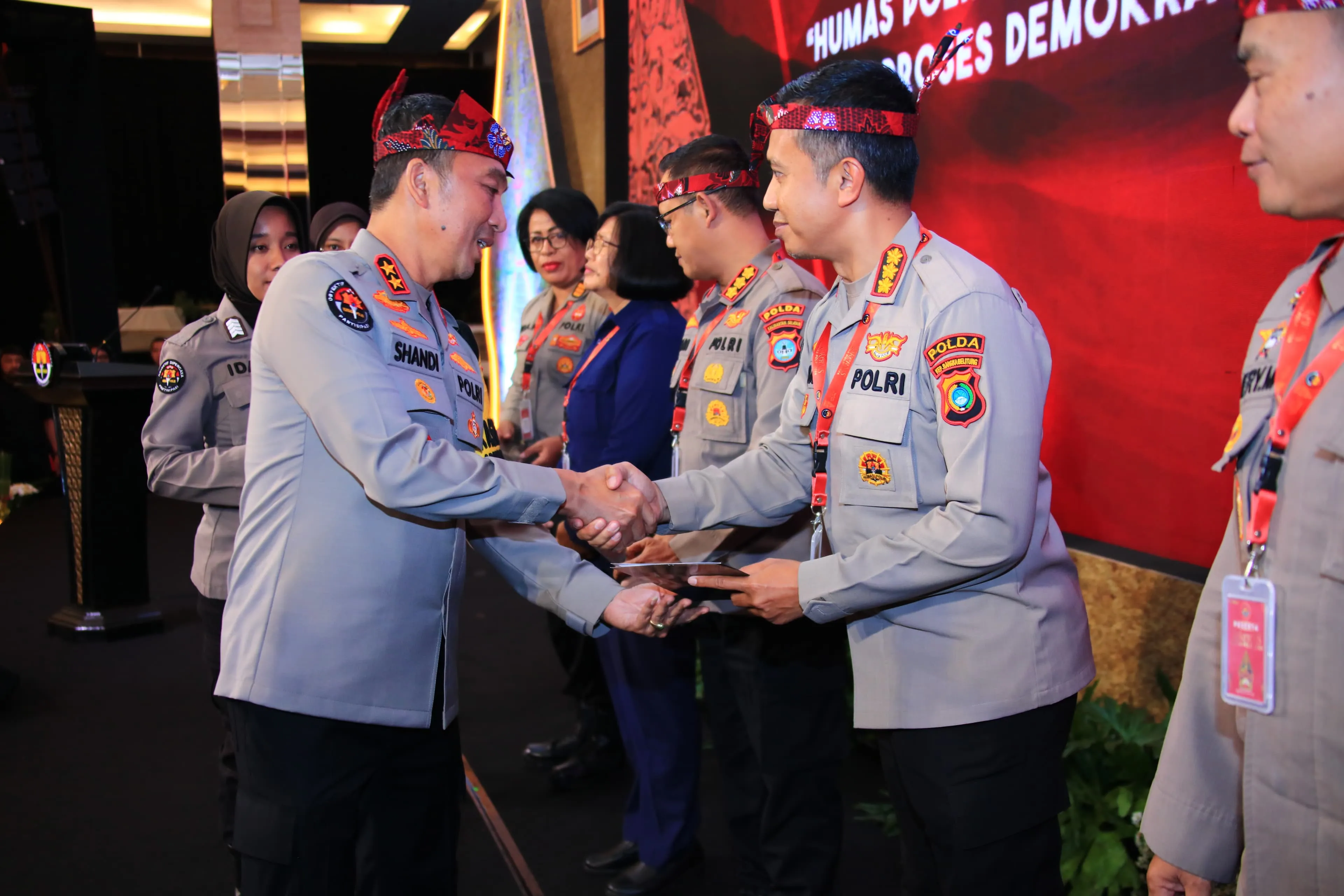 Kadiv Humas Polri Beri Penghargaan ke 7 Anggota dengan Nilai Sertifikasi Kompetensi Terbaik