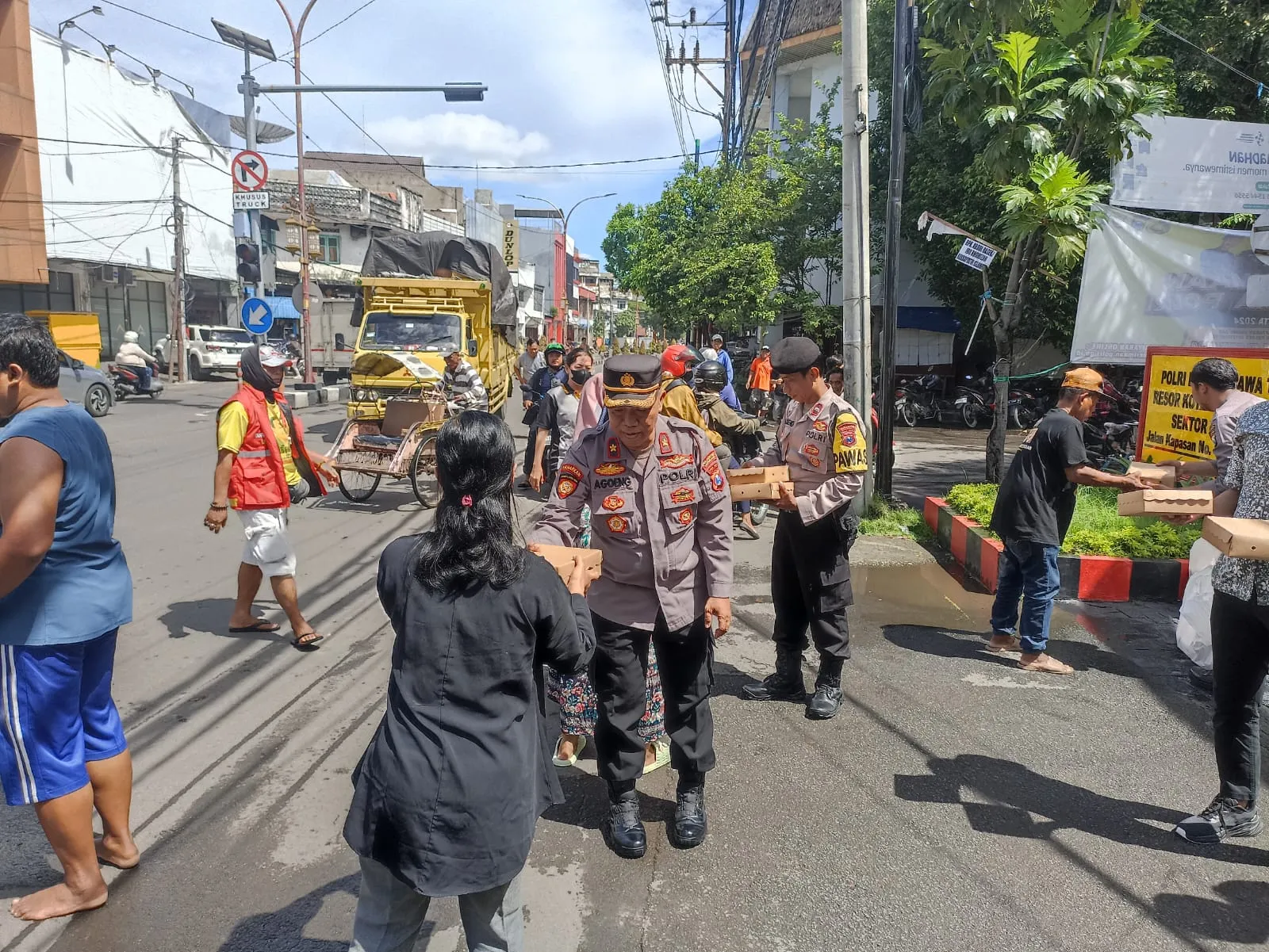 Polsek Simokerto Bagikan 100 Nasi Kotak Buat Masyarakat di Sekitar Masjid Baitussalam 
