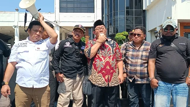Seluruh Wartawan Lakukan Aksi Unjuk Rasa Tolak RUU Nomer 32 di Gedung DPRD Surabaya, Jawa Timur