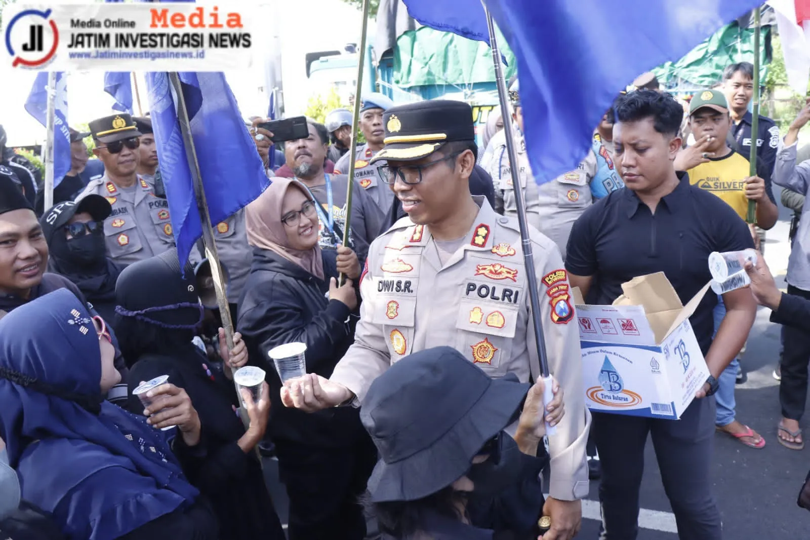 Berbagi Air Minum Saat Aksi Damai Buruh, Kapolres Situbondo Diserbu Emak-Emak Minta Selfie
