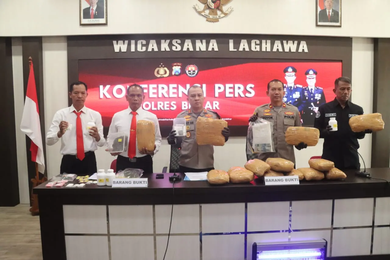 Polres Blitar Berhasil Amankan Pengedar Ganja Kering dan dobel L