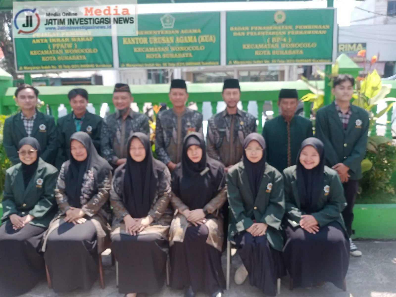 Pelepasan Mahasiswa Universitas Islam Negri Sunan Ampel Foto Bersama KUA Wonocolo Surabaya.