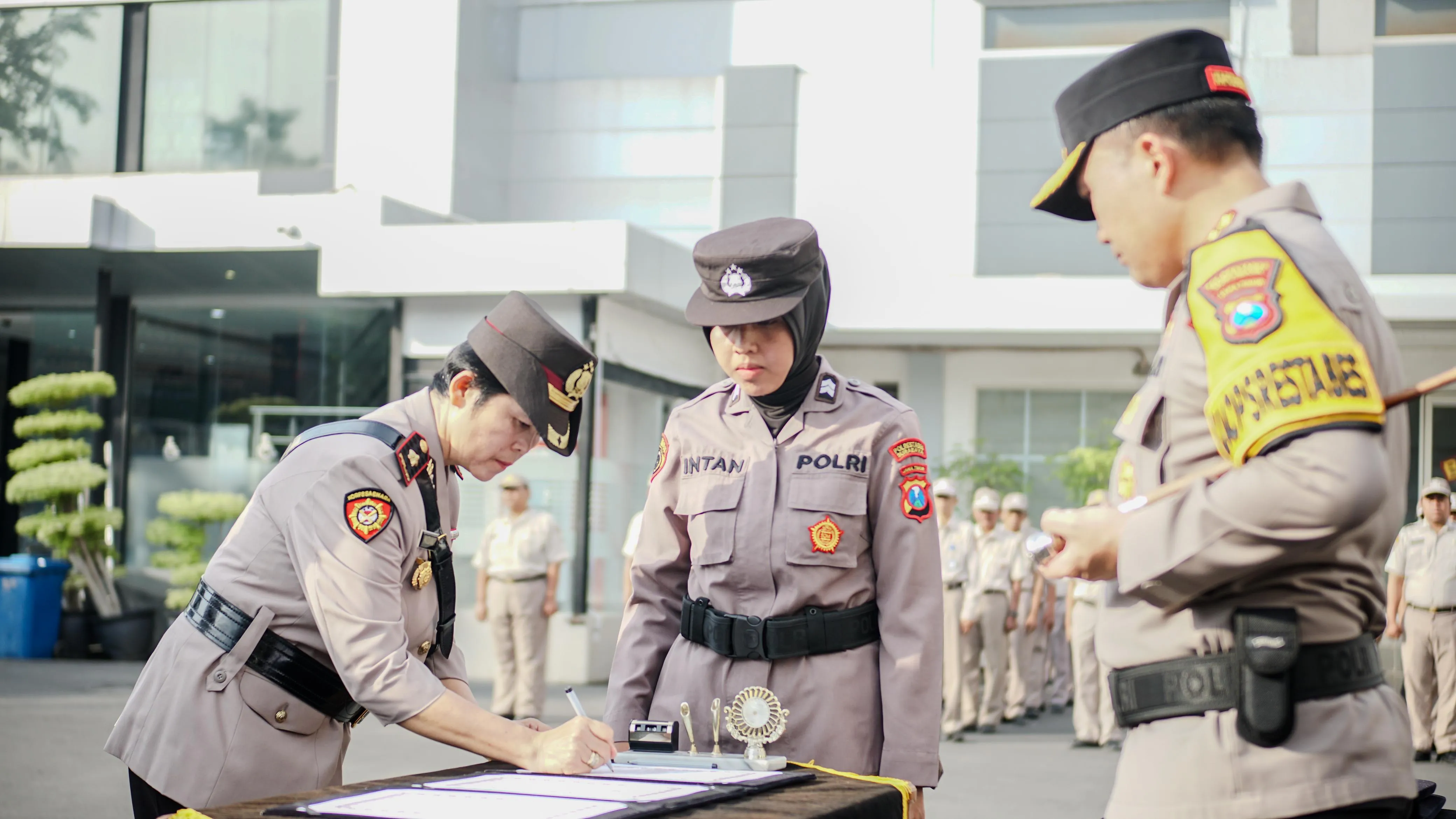 Kapolrestabes Surabaya Memimpin Pelantikan dan Serah Terima Jabatan Pejabat Utama Serta Empat Kapolsek Jajaran