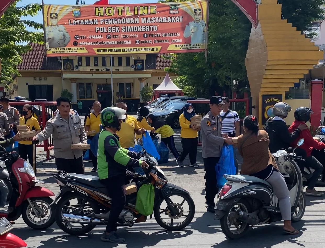 Polsek Simokerto Adakan Giat Jumat Berkah Bagikan 200 Nasi kotak