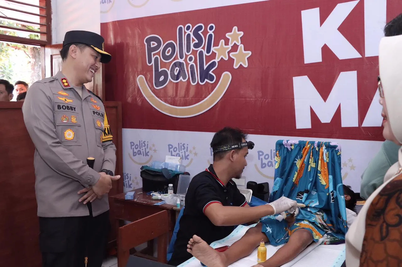 Polda Jatim Gelar Baksos dan Bakkes Laksanakan Program "Polisi Baik" di Lamongan
