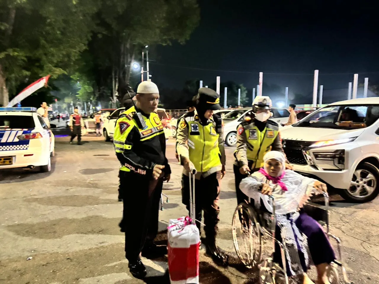 Aksi Polwan Polres Lumajang Sigap Bantu Calon Jamaah Haji Lansia